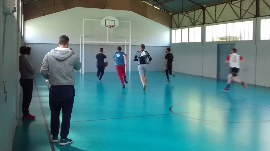 Terrain de basket en intérieur