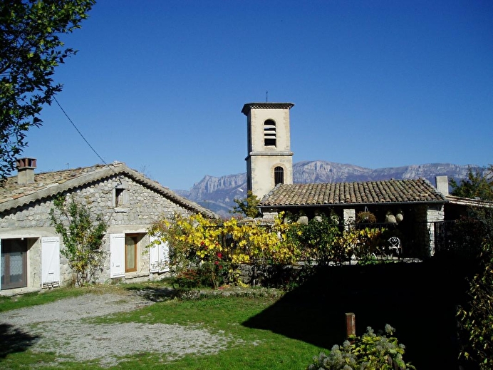 Placette du haut du village à l'automne