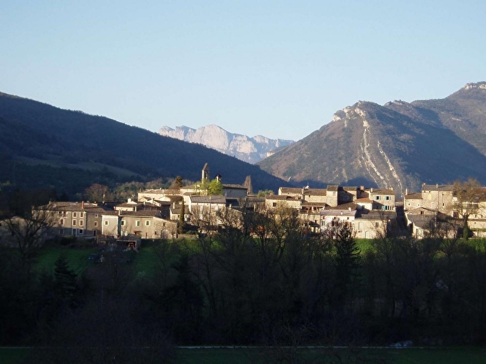 Le village au petit matin vue des gîtes, de la grande terrasse et de la piscine