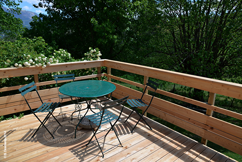 Terrasse plein Sud surplombant le jardin