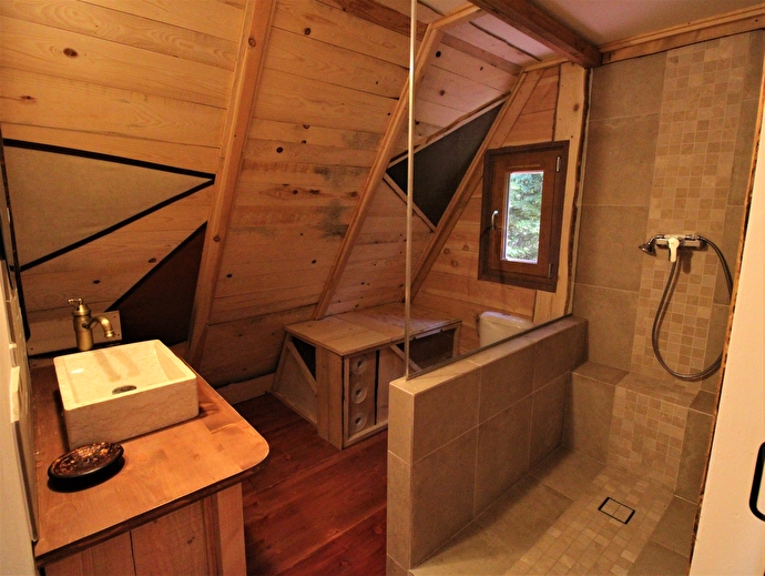 Salle de bain - la cabane en A-camping les Ecureuil-Recoubeau Jansac