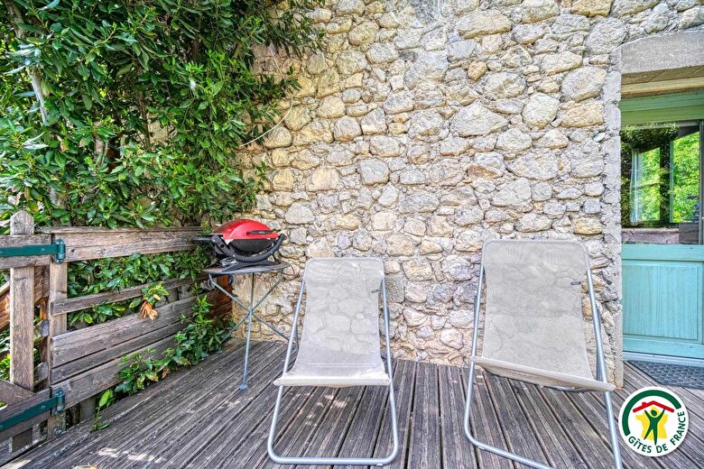 La terrasse. Barbecue et transat à disposition.