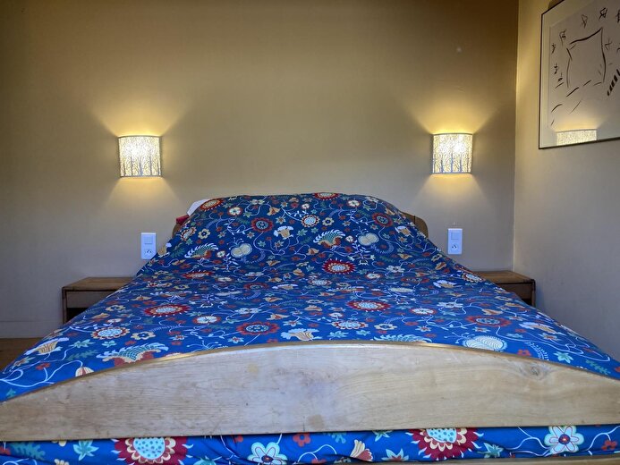 La chambre mansardée, lit 140x200cm, velux avec store et vue sur la montagne