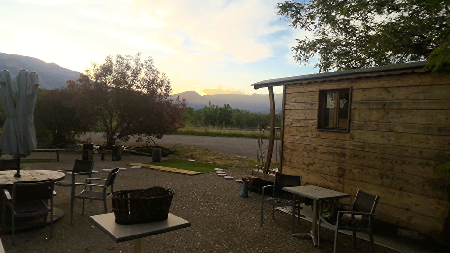 Coucher de soleil sur la roulotte et la terrasse