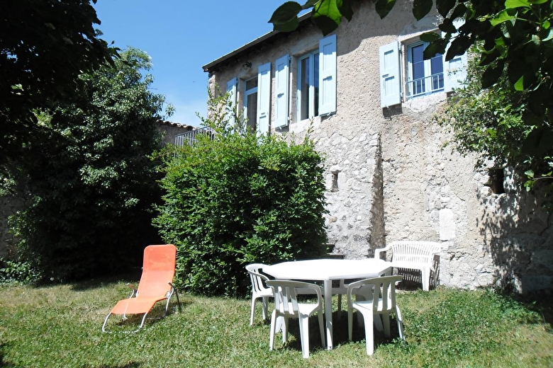 Jardin plein sud du gîte de l'école