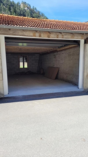 Abri voiture avec porte sectionnelle. Garage partagé avec le propriétaire. 