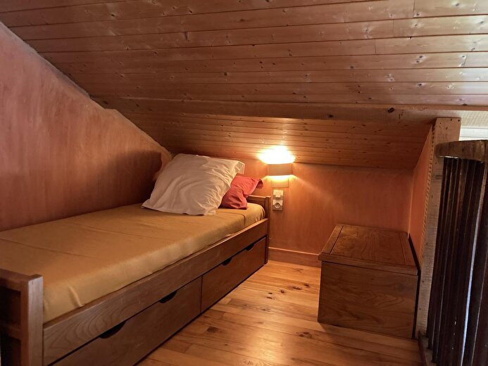 Sur le mezzanine: lit en 80x190cm 