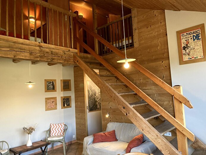 Les escaliers mènent à la mezzanine et à la chambre. Une barrière de sécurité est disponible pour le haut des escaliers.