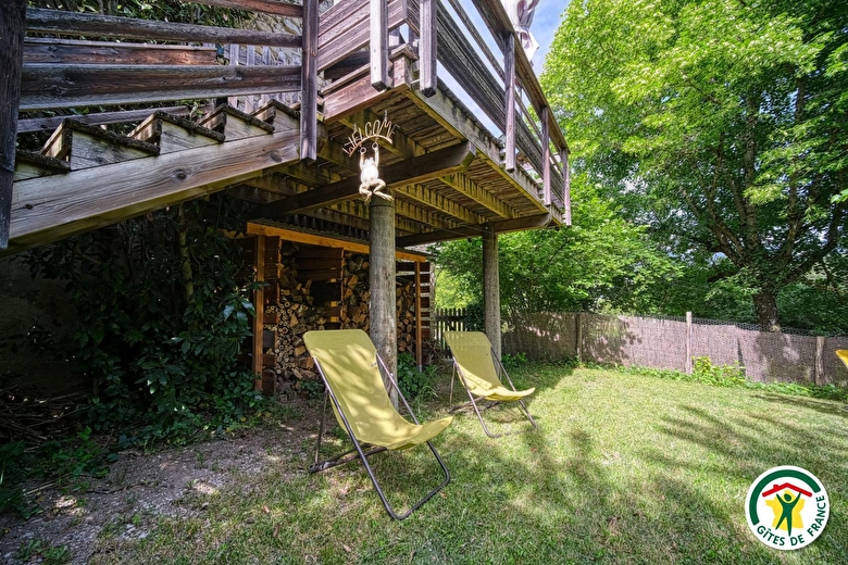 Accès au gîte par un escalier et une terrasse sécurisée