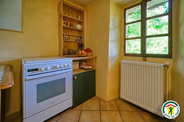 La cuisine équipée. Une base de condiments est fourni (huiles,vinaigre, épices, sucre, herbes aromatiques...)