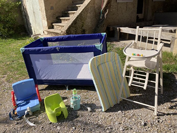 Matériel bébé à disposition sur demande et barrière de sécurité en haut des escaliers !