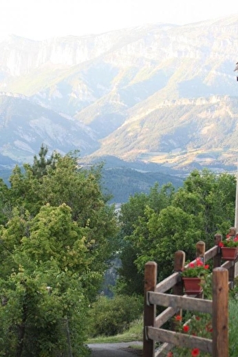 Chemin du gîte avec vue sur la vallée