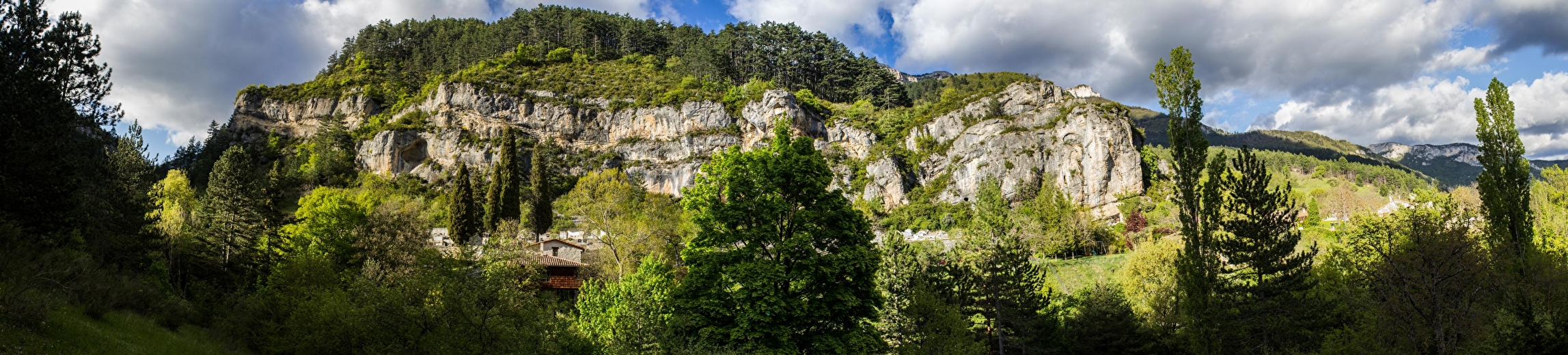 le gite et la maison dans le vallon de baïn