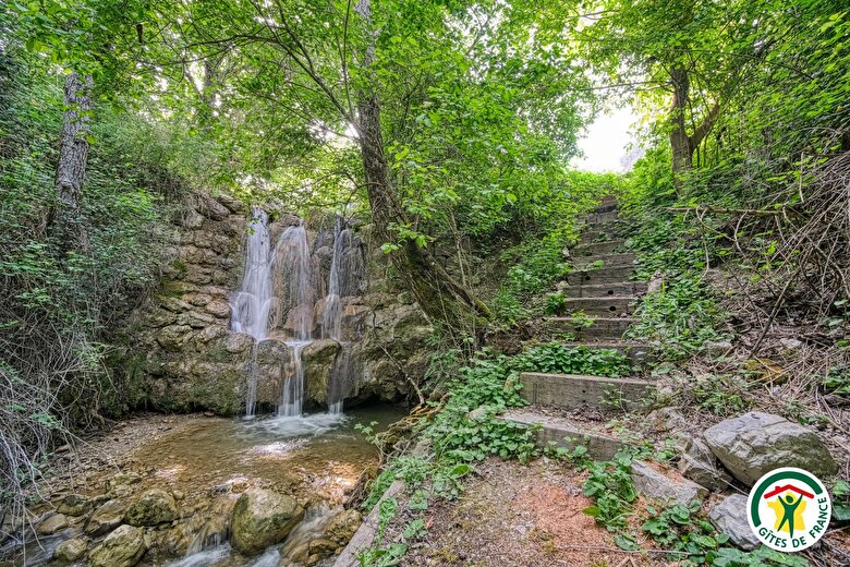 En contrebas, la cascade où il fait bon se rafraîchir en plein été