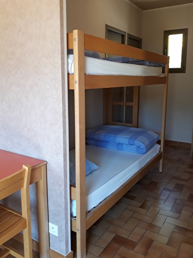 Couloir avec lits superposés