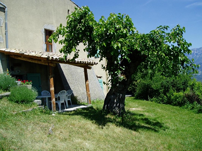 Terrasse du gîte Le Mûrier avec vue sur la vallée Dioise et le massif du Vercors