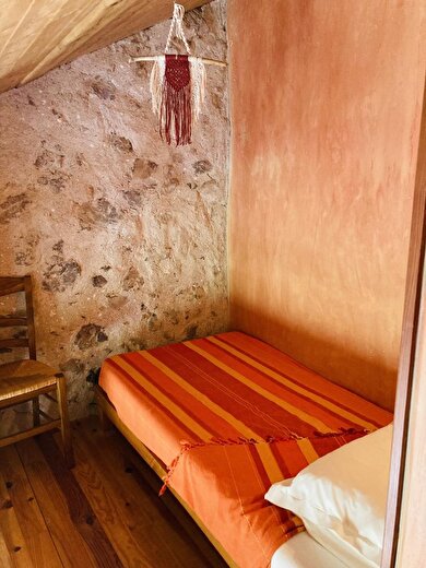 Sur la mezzanine: 1 lit en 90x190cm