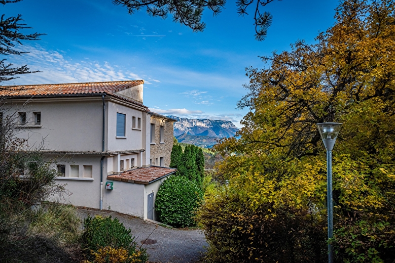 Vues montagne et bâtiment