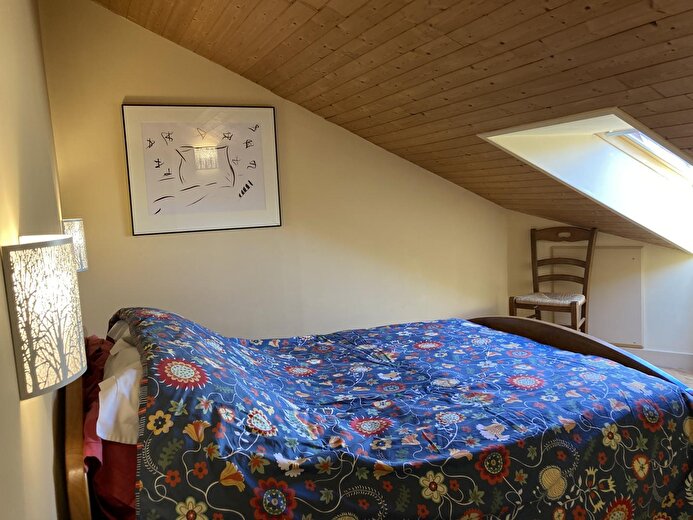 La chambre mansardée, lit 140x200cm, velux avec store et vue sur la montagne
