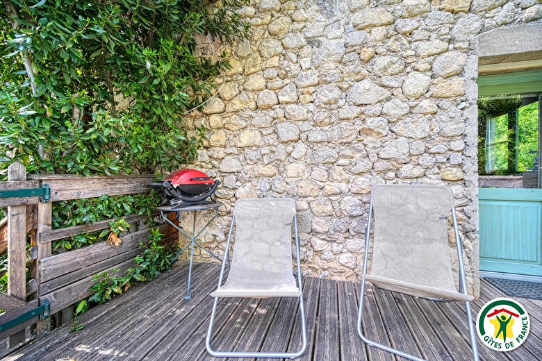 La terrasse. Barbecue et transat à disposition.