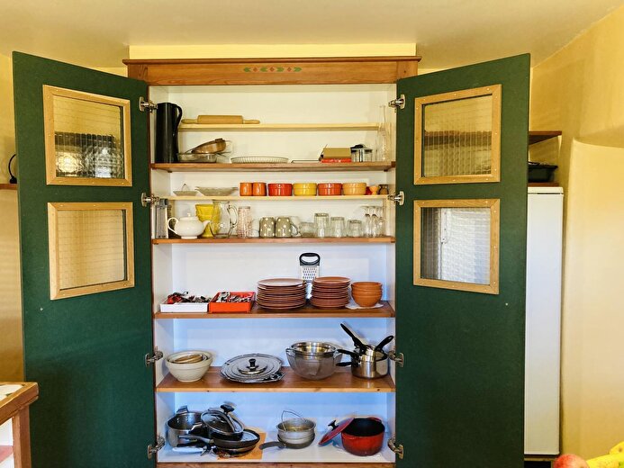 La cuisine équipée avec tout ce qu'il faut pour cuisiner