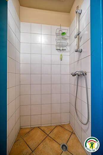 La salle d'eau. Le wc est séparé.