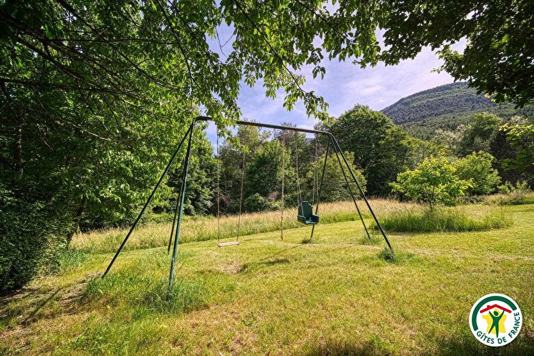 A l'extérieur du jardin, portique partagé avec les locataires des yourtes