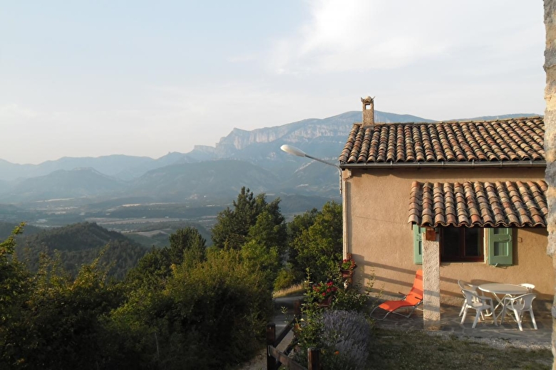 Terrasse et vue sur la vallée Dioise