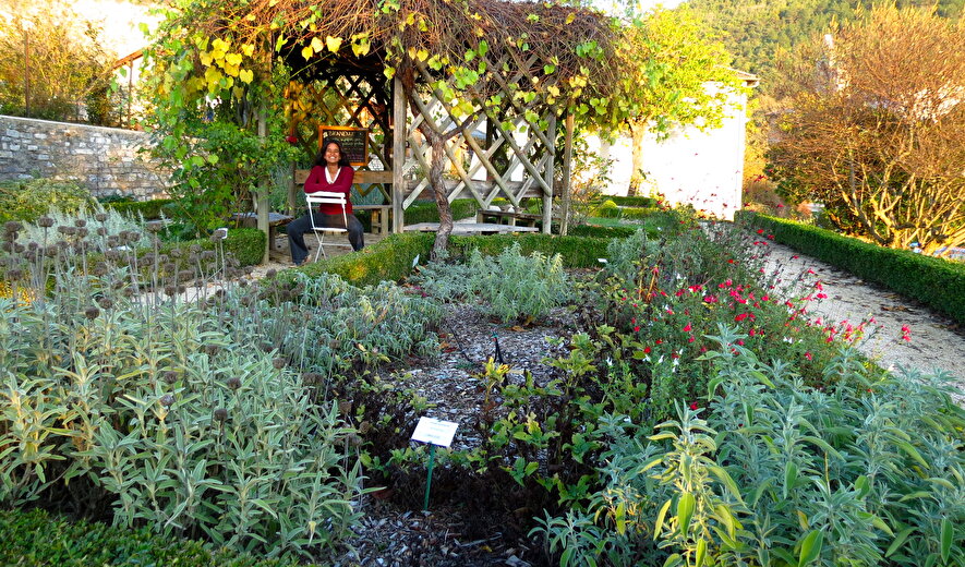 Découverte du jardin botanique de l'Ancien Monastère de Sainte-Croix avec Lise-May