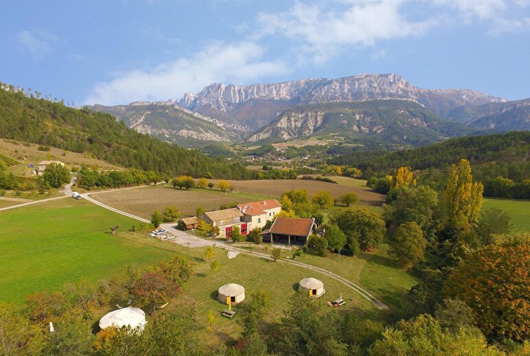 Vue aérienne de la Ferme d'Ausson, en pleine nature avec vue imprenable sur le massif du Vercors.