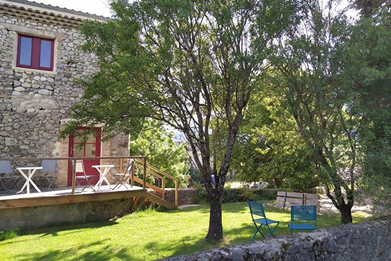 Terrasse et jardinet communs