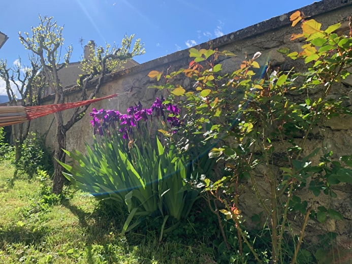 Jardin clos à 5m des chambres
