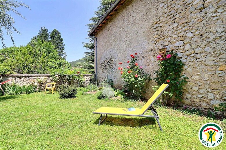 Jardin clos, attenant à la maison d'hôtes avec salon de jardin, bains de soleil et hamac