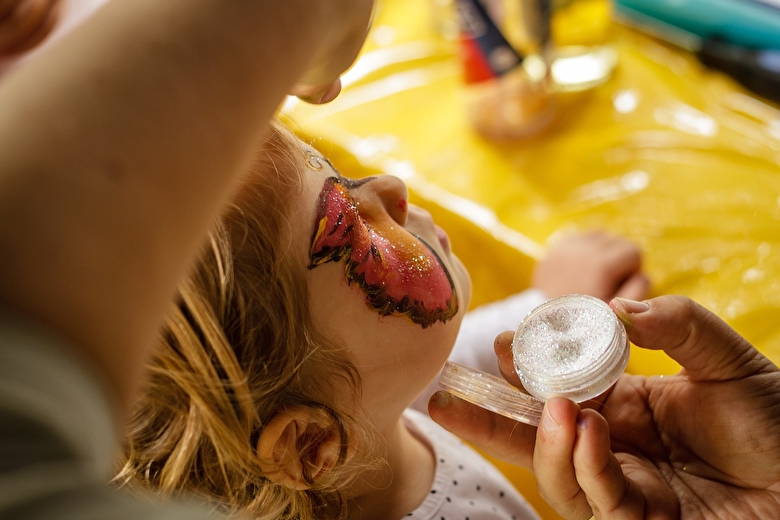 Maquillage et bal enfant