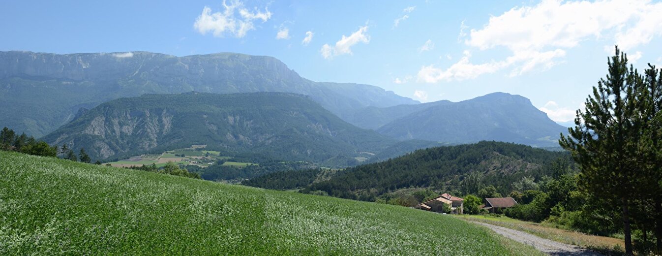 Le gîte se situe au départ de plusieurs chemins de randonnée.