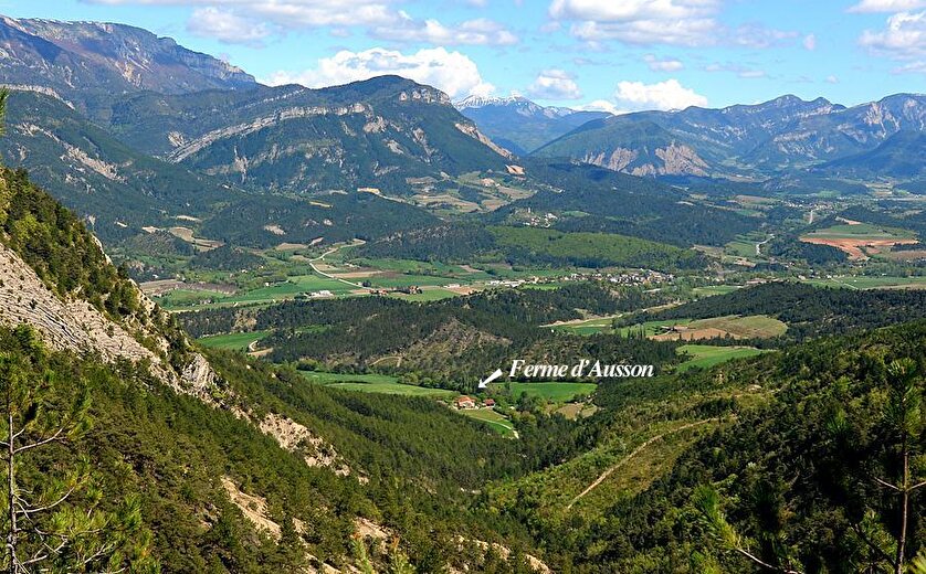 Vue de notre vallon depuis les hauteurs de la montagne de Justin! Nous avons la chance d'être isolés en pleine nature mais à seulement 5klm de Die !