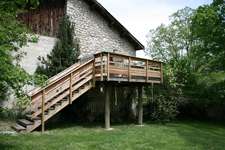 Accès au gîte par un escalier et une terrasse bien sécurisés.