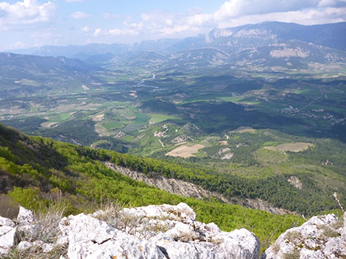 Vue sur le village et la vallée Dioise, du Pas de la Pousterle