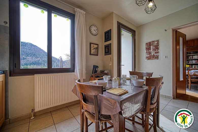Entrée du gîte donnant sur la cuisine équipée et sur la pièce de vie