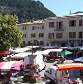Place de la fontaine un vendredi matin