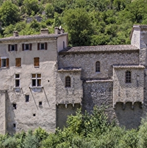 Encorbellement au dessus de la rivière