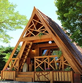Façade-la cabane en A-camping les Ecureuil-Recoubeau Jansac