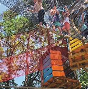 Cabanes et filets perchés