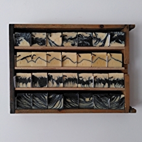 Savons noirs et blancs