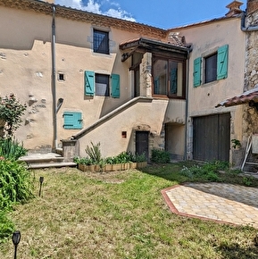 Façade et cours jardin