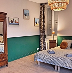Lit double dans la chambre verte