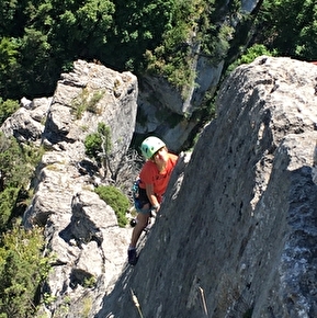 Enfant sur falaise