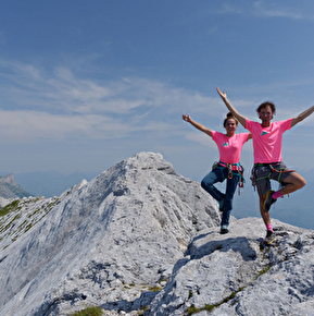 Yannick et une cliente au sommet d'une montagne
